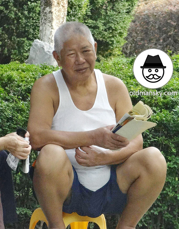 Old daddy wore white vest undershirt and brown middle pants read in the park_04