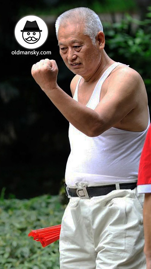 White hair old man wore white vest undershirt and middle pants in the park_05