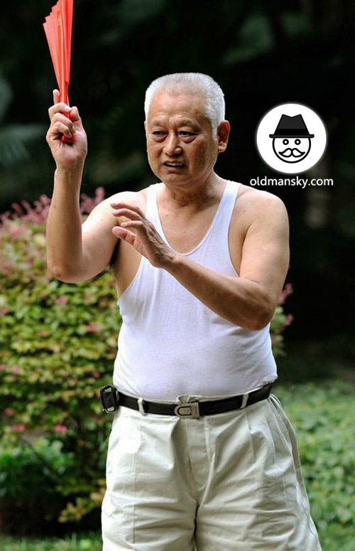 White hair old man wore white vest undershirt and middle pants in the park_04