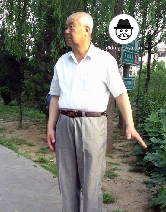 White-hair-old-daddy-wore-white-shirt-and-grey-trousers-talked-in-the-park_02