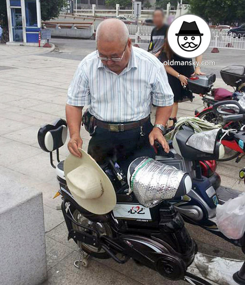 White short hair glasses old daddy by his electric tricycle_03