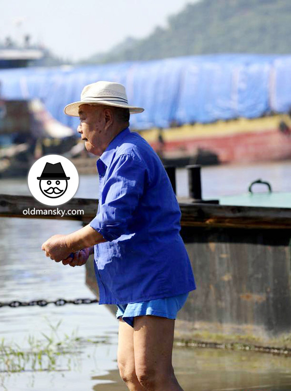 Tourist old daddy wore blue shirt was washing by the river_08