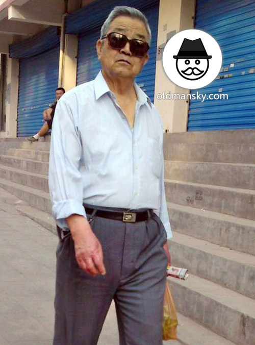 Sunglasses silver hair old man wore white shirt and blue trousers went shopping_04