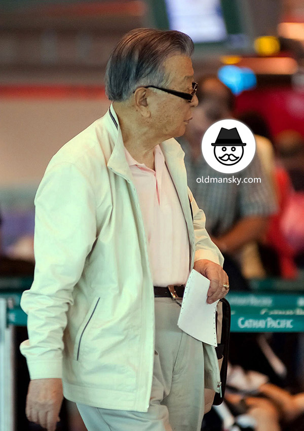 Glasses old man wore white clothes went to buy plane ticket in the airport_04