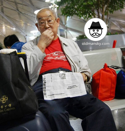 Glasses old daddy wore white jacket read newspaper in the railway station waiting room_04