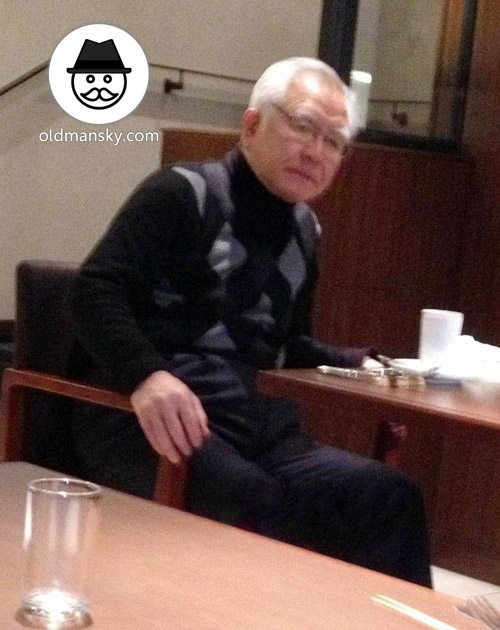 White hair glasses old man wore black sweater drunk coffee in the house_02