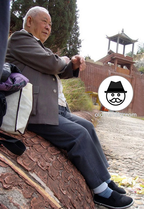 Tourist white hair old man wore gray clothes rest on the stone bench_04