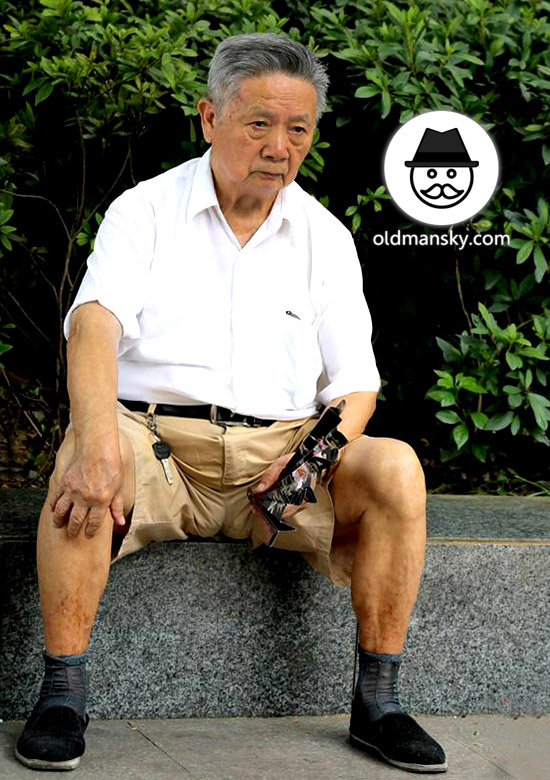 Three old men wore white top clothes satting rest in the park_05