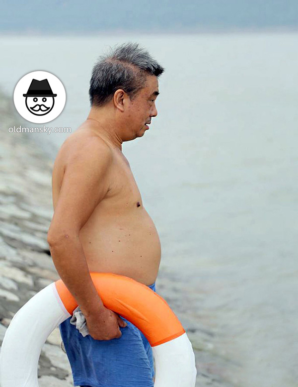 Old daddy took a lifebuoy to swim by the river_02