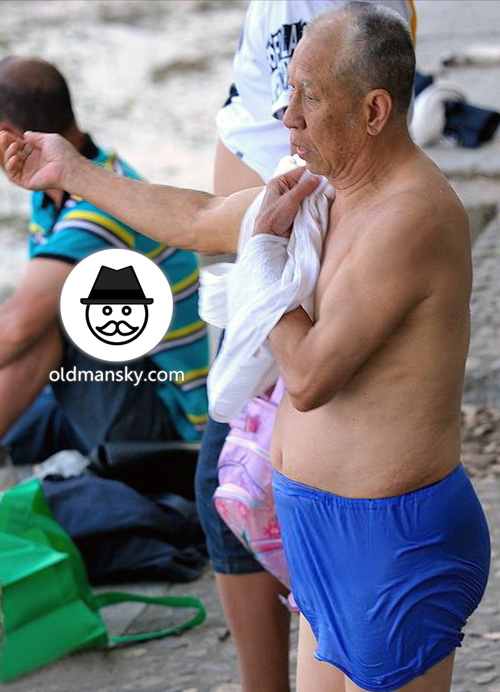 Old man went swimming on the beach_05