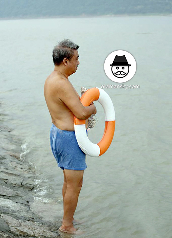 Old daddy took a lifebuoy to swim by the river_03