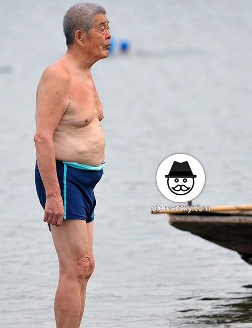 Thin old man went swimming by the river_02