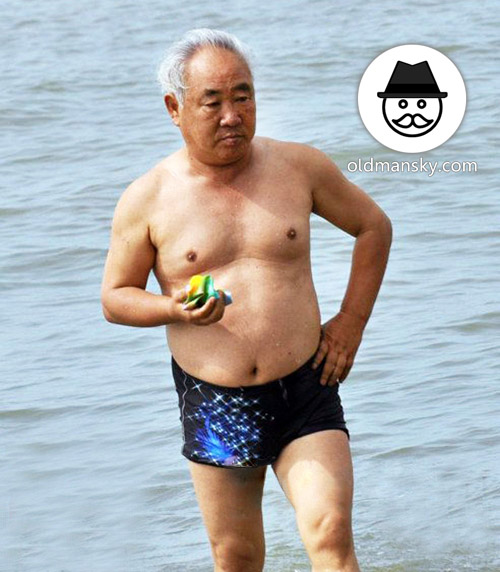 White hair old daddy went swimming at the sea_04