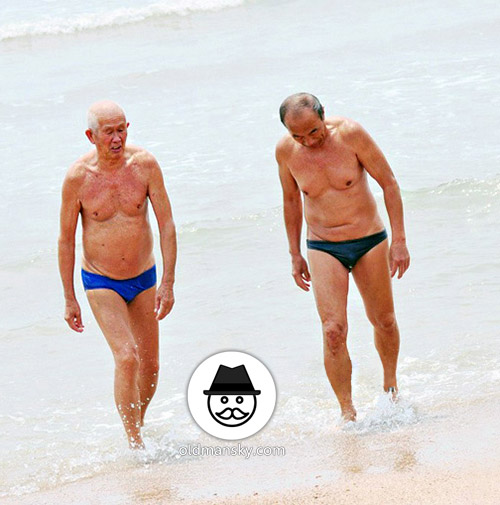 Old man and old daddy went swimming at the sea_04