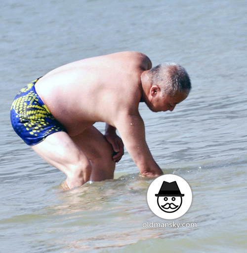 Swimming old daddy was picking up shells by the seaside_08