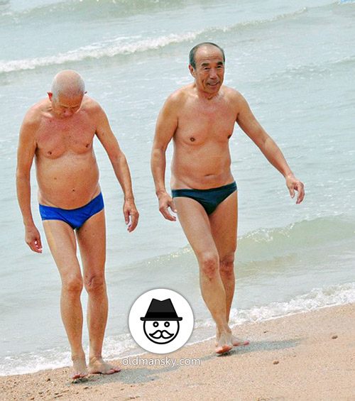 Old man and old daddy went swimming at the sea_05