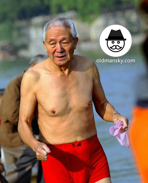 White hair old man wore a red underwear went swimming by the river_03