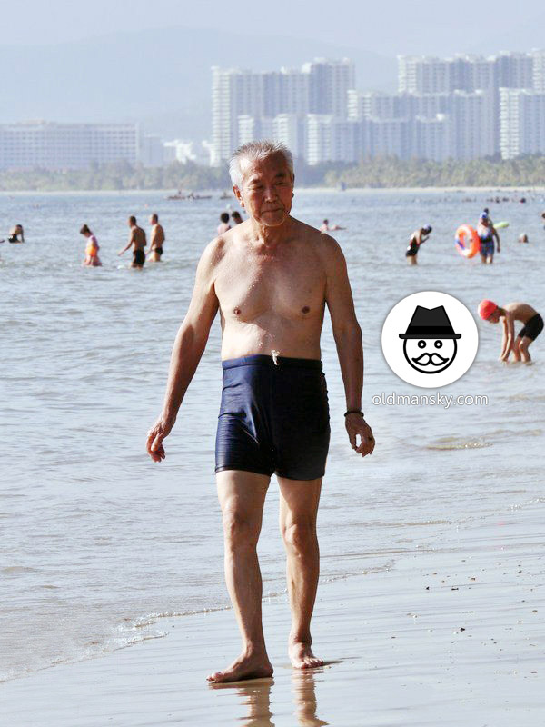 Swimming old daddy was walking on the beach_03