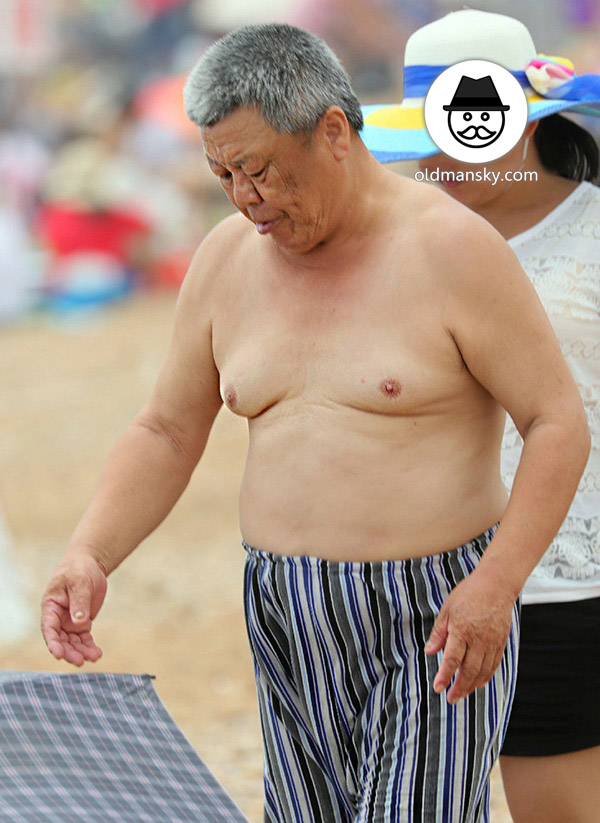 Silver hair chub swimming old man played on the beach_05