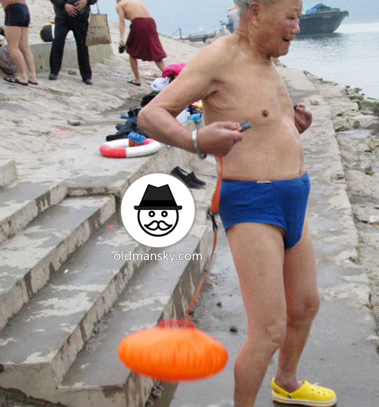 White hair old man wore blue underwear went swimming by the river_02