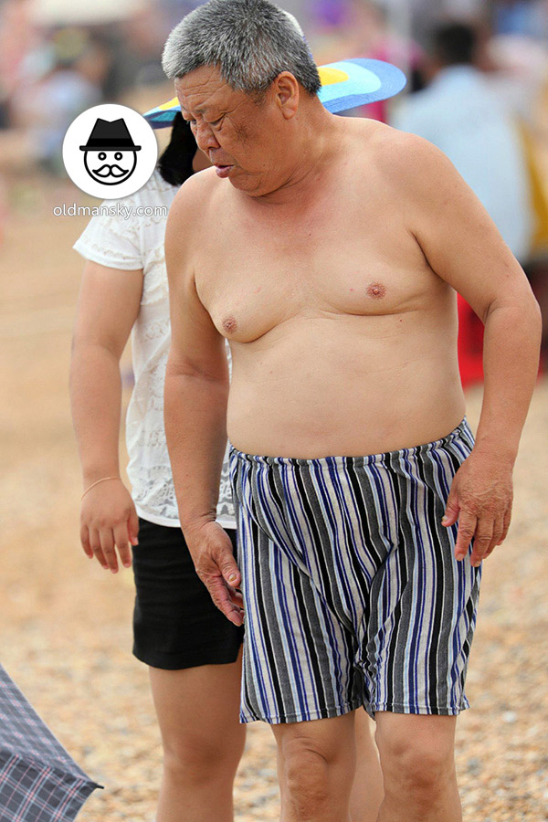 Silver hair chub swimming old man played on the beach_06