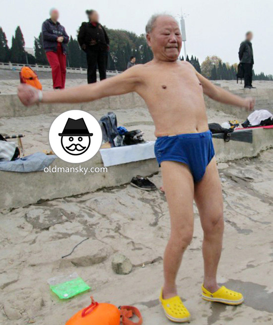 White hair old man wore blue underwear went swimming by the river_04