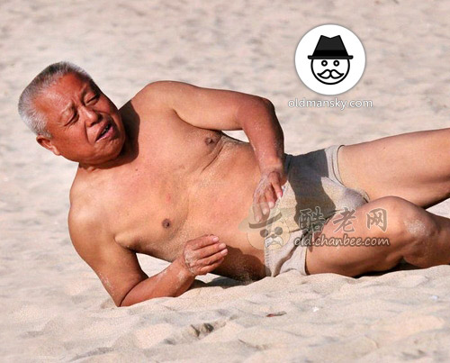 Old daddy wore a underwear was playing sands on the beach_06