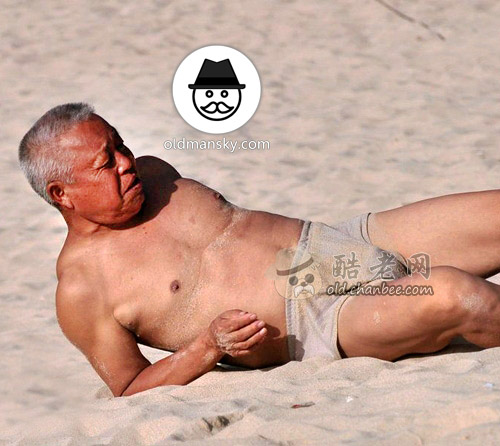 Old daddy wore a underwear was playing sands on the beach_07