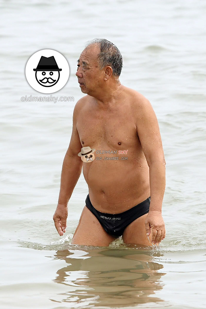 Swimming old daddy wore a black underwear got out of water