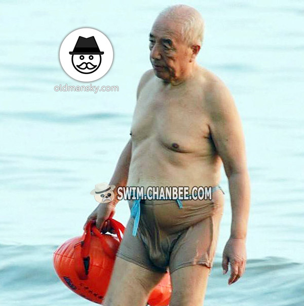 White hair old man went swimming with lifesaving box on the beach_03