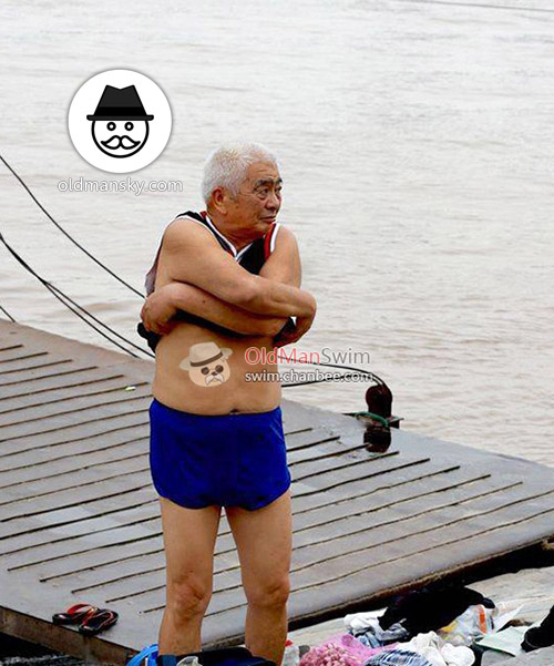 White hair old man in a brown underwear went swimming by the river_04