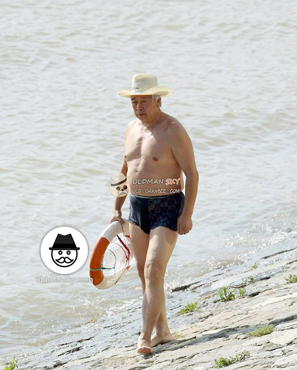 White hair swimming old man wore a black underwear got out of the river