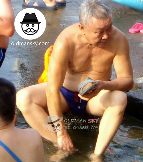 Grey hair old daddy wore a brown underwear enjoy water by the river_06