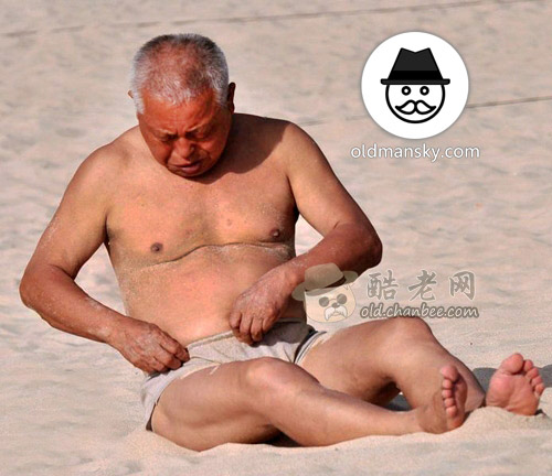 Old daddy wore a underwear was playing sands on the beach_05