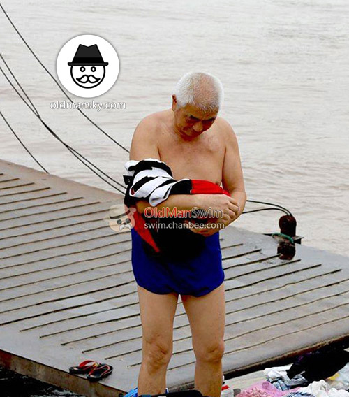 White hair old man in a brown underwear went swimming by the river_05