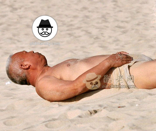 Old daddy wore a underwear was playing sands on the beach_09