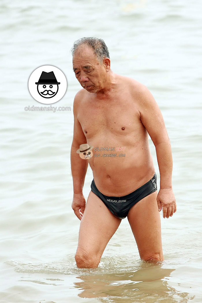 Swimming old daddy wore a black underwear got out of water_03