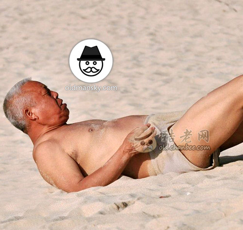 Old daddy wore a underwear was playing sands on the beach_08