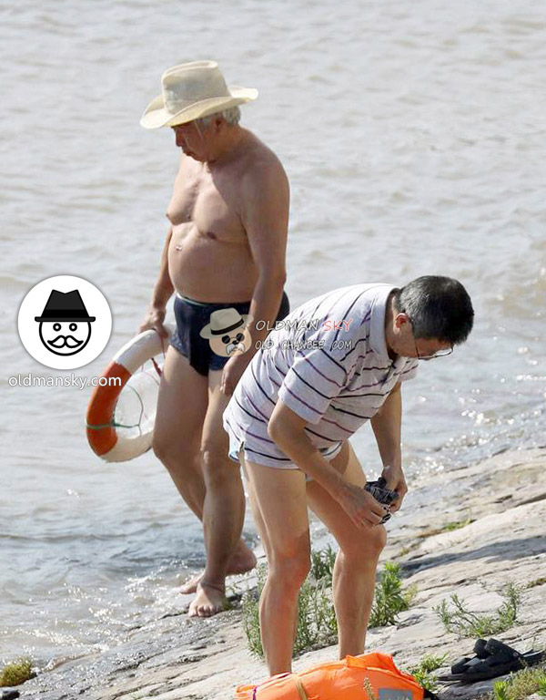 White hair swimming old man wore a black underwear got out of the river_02