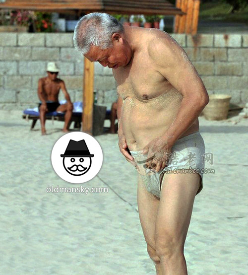 Old daddy wore a underwear was playing sands on the beach_12