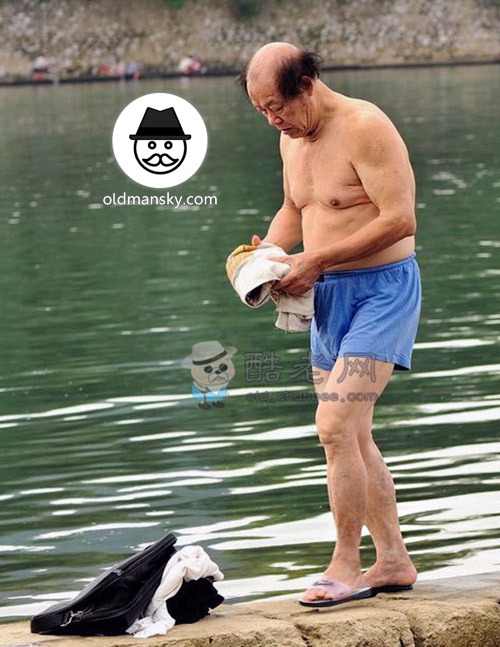 Swimming old daddy was changing his underwear by the lake_06