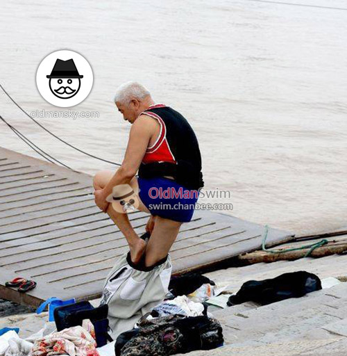 White hair old man in a brown underwear went swimming by the river_02