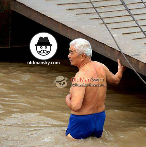 White hair old man in a brown underwear went swimming by the river_08