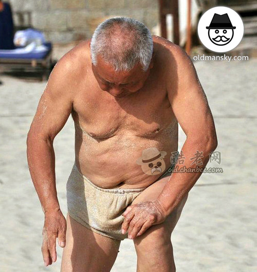 Old daddy wore a underwear was playing sands on the beach_11