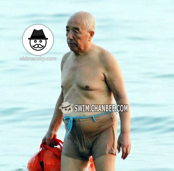 White hair old man went swimming with lifesaving box on the beach_02