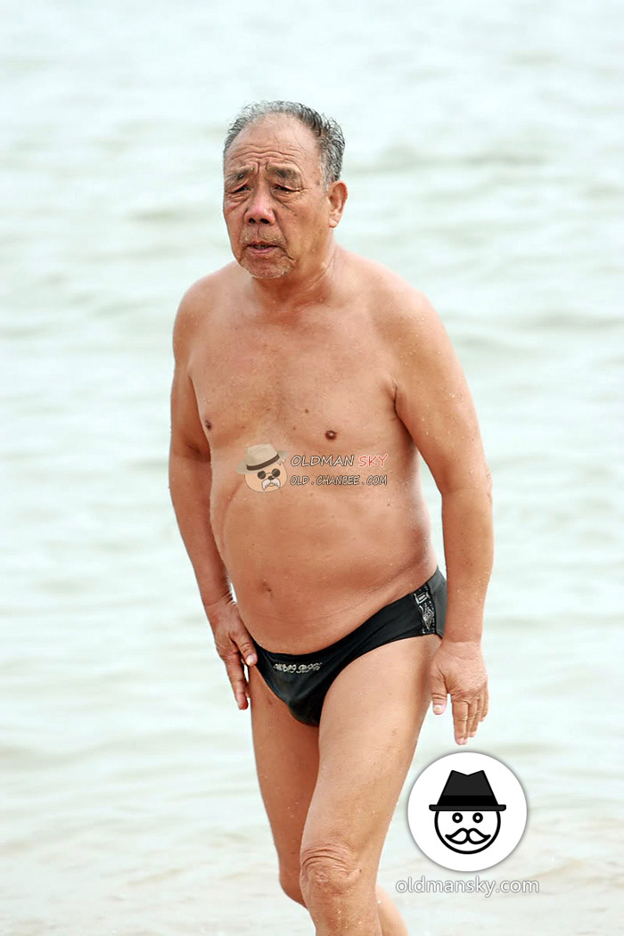 Swimming old daddy wore a black underwear got out of water_06