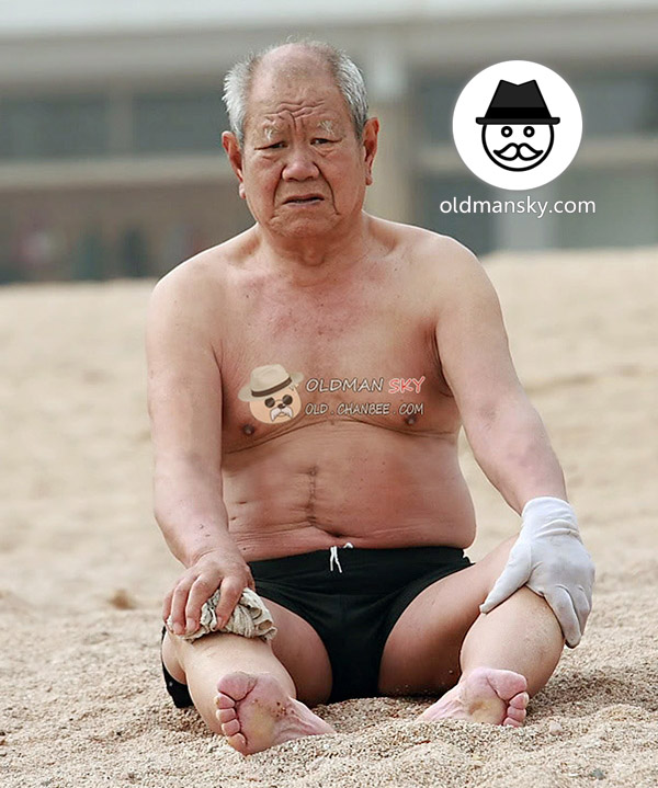 White hair swimming old man wore a black underwear sat on the beach_02