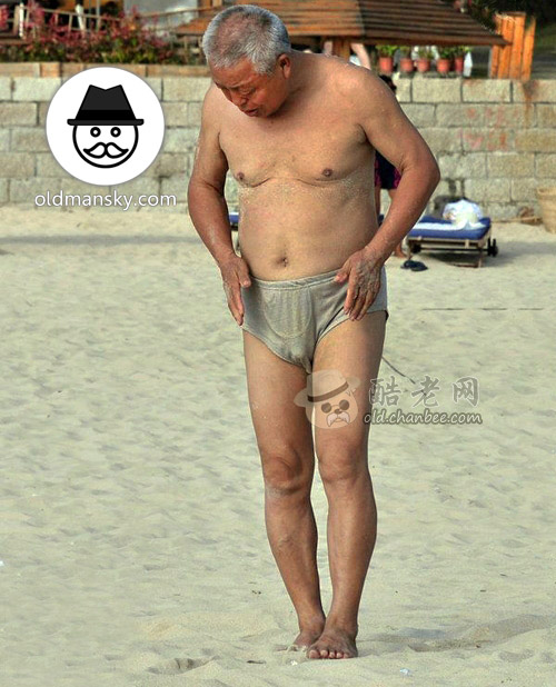 Old daddy wore a underwear was playing sands on the beach_13