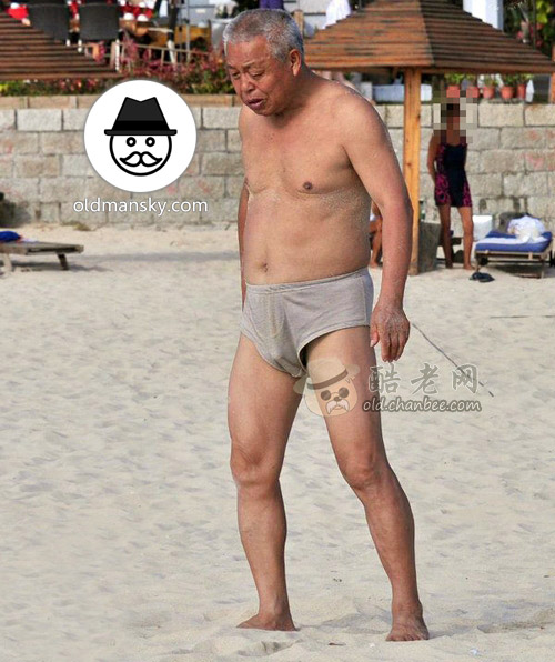 Old daddy wore a underwear was playing sands on the beach_14