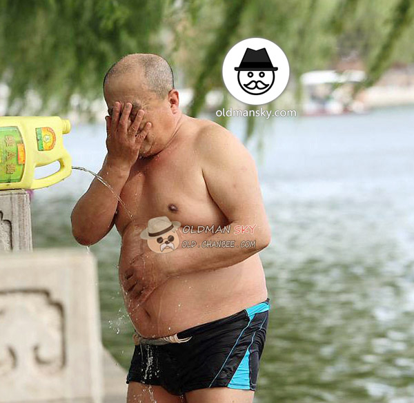 Swimming old daddy wore a black boxer underwear was washing his body by the lake_03